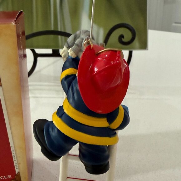 HALLMARK Fireman Keepsake Santa to the Rescue 2004 - Picture 4 of 5